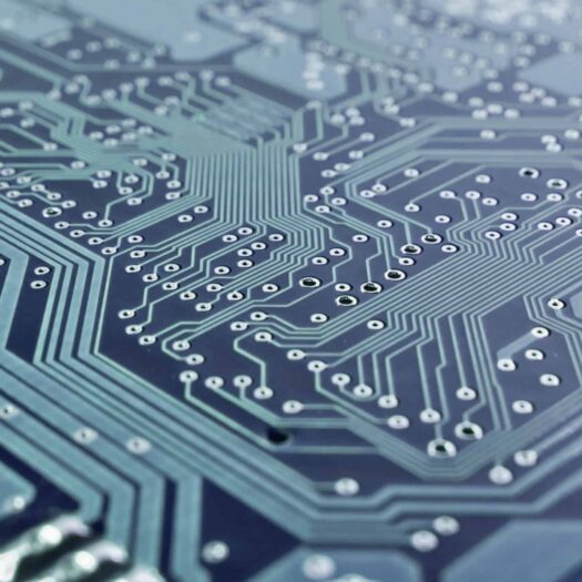 Circuit imprimé bleu avec pistes conductrices et trous de connexion pour composants électroniques.