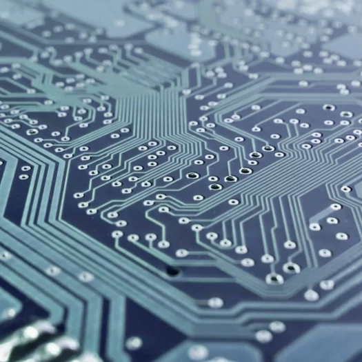 Carte électronique avec circuits imprimés et trous de positionnement visibles.