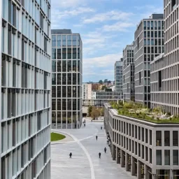 Quartier de Genève — lumière harmonisée - Dépannage Informatique Genève Immeubles et esplanade piétonne à genève dans une lumière douce